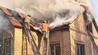 Пожарные разобрали крышу для ликвидации огня