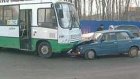 «ВАЗ-2106» попал под колеса городского автобуса