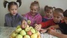 Дачники устроили ребятам яблочную жизнь