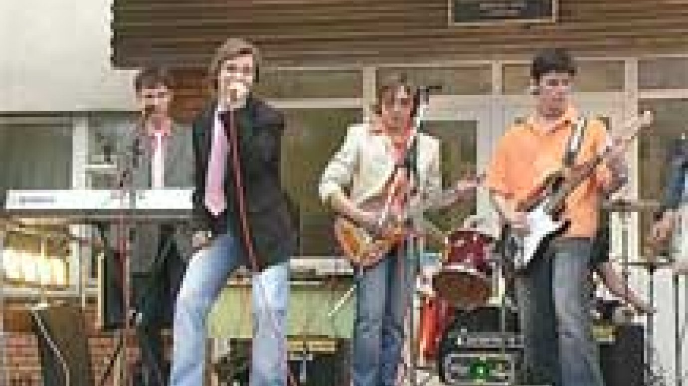 Школьники открыли сезон уличных рок-концертов