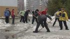 Школьники освобождают асфальт из снежного плена