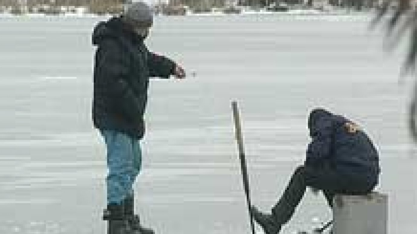 Рыбаки рискуют жизнью на тонком льду