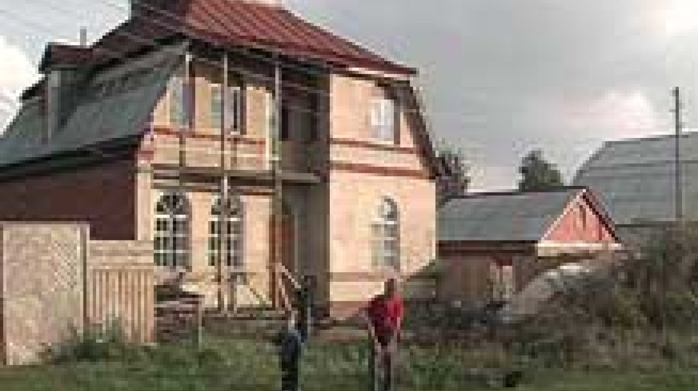 Житель Нижнего Ломова 15 лет строит дом