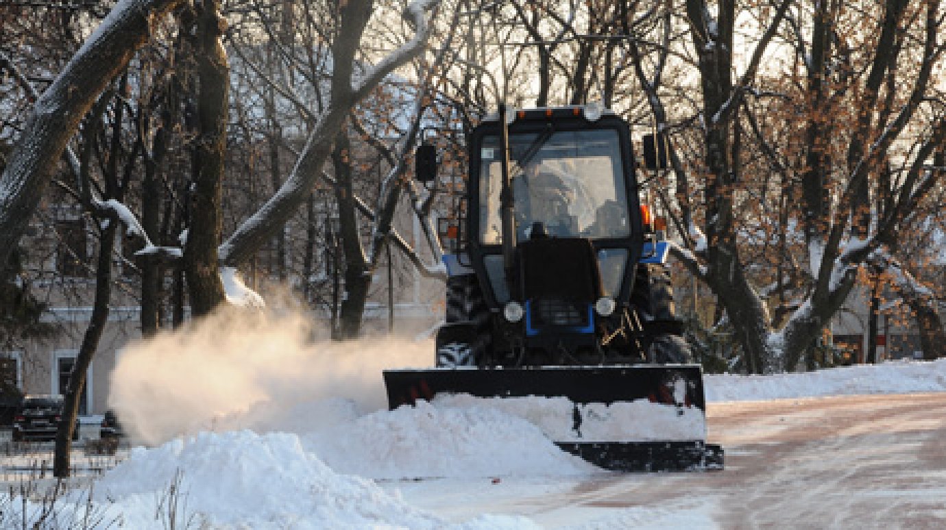 Работники ЖКХ борются со снегом на дорогах