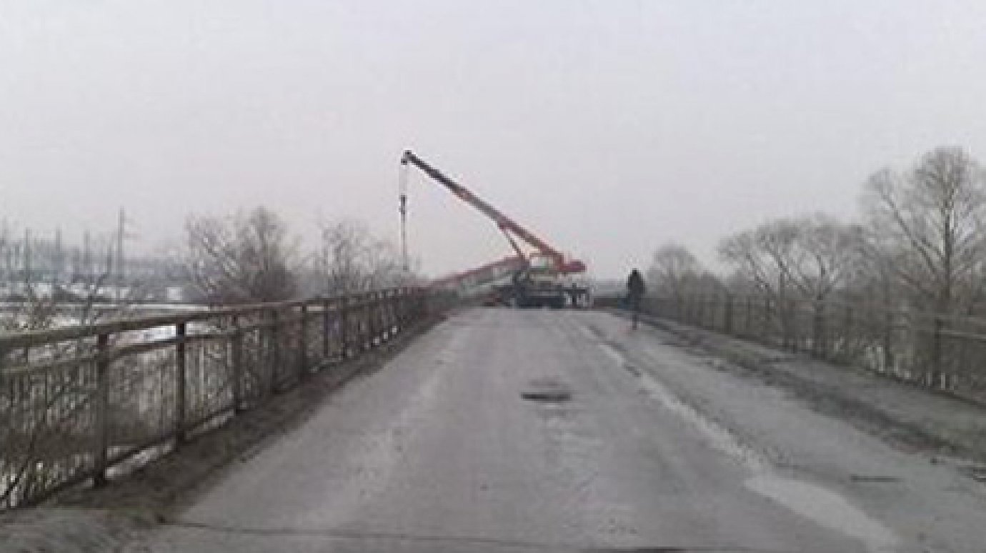 В Терновке автобус № 66 пробил ограду моста и повис в воздухе
