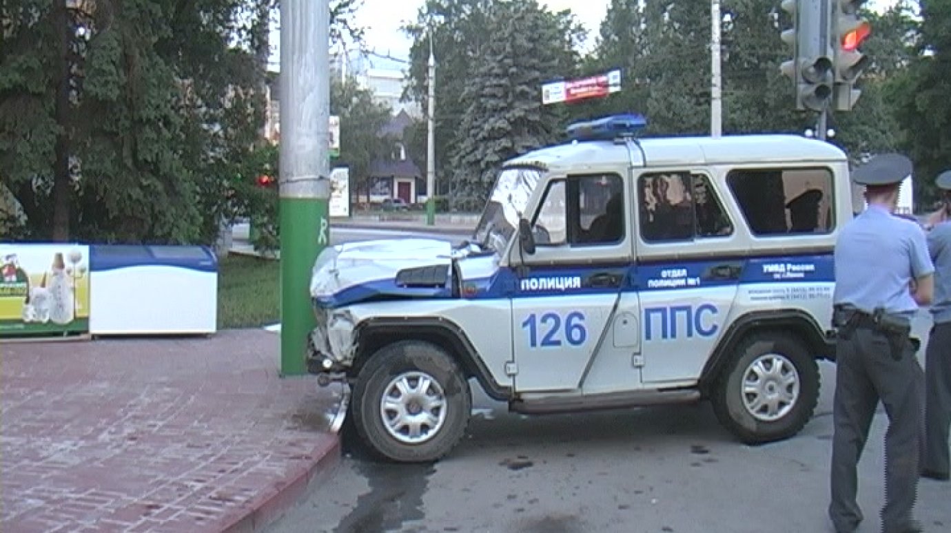 Водитель ВАЗа пострадал при столкновении с полицейским уазиком