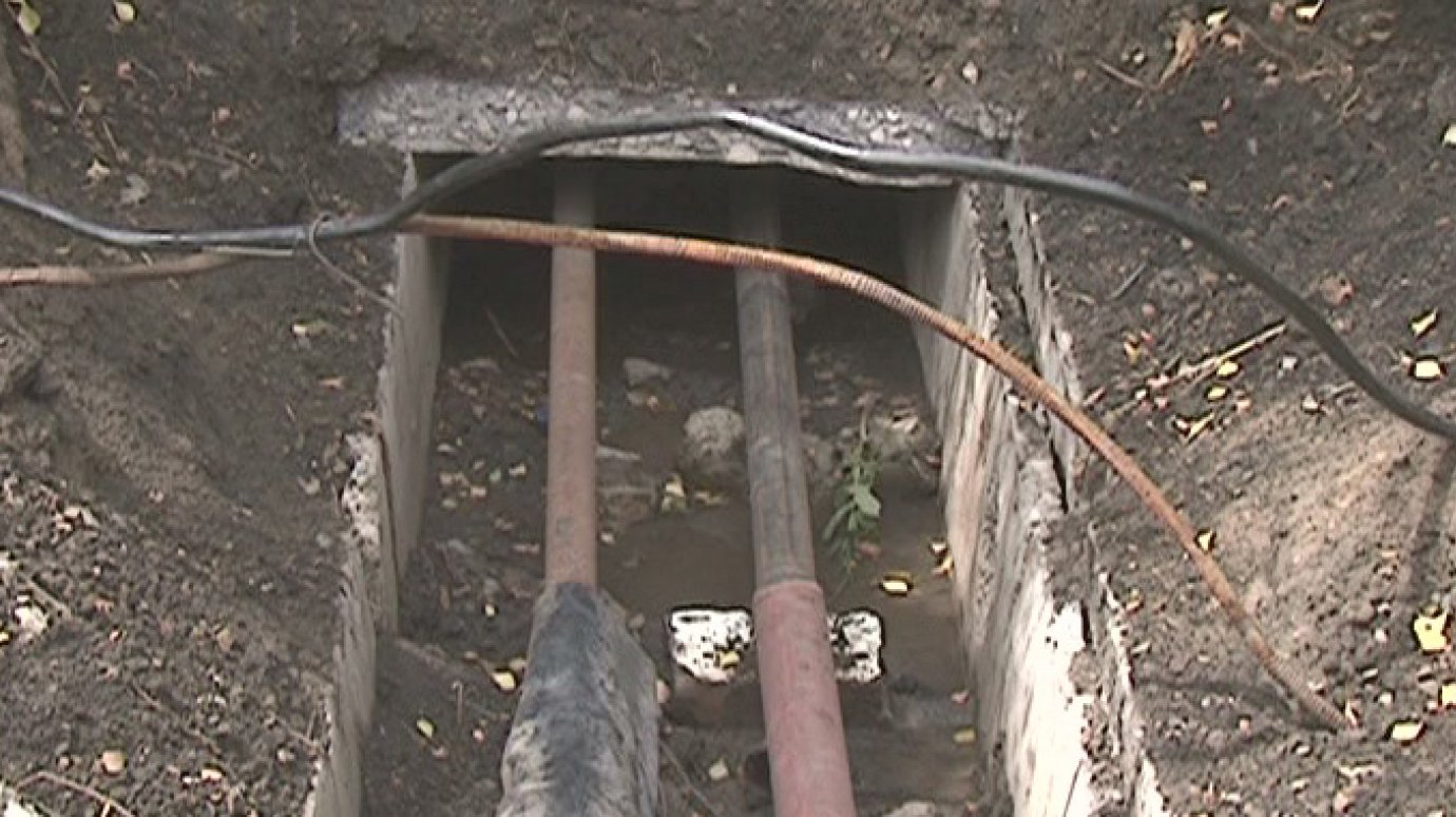 Коммунальщики забыли закопать трубы после ремонта на пр. Строителей
