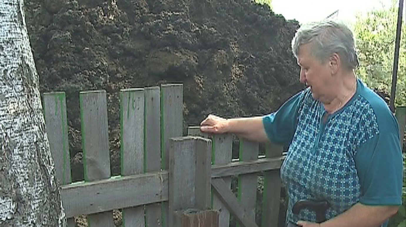 Дом 70-летней пенсионерки с улицы Лескова засыпали землей