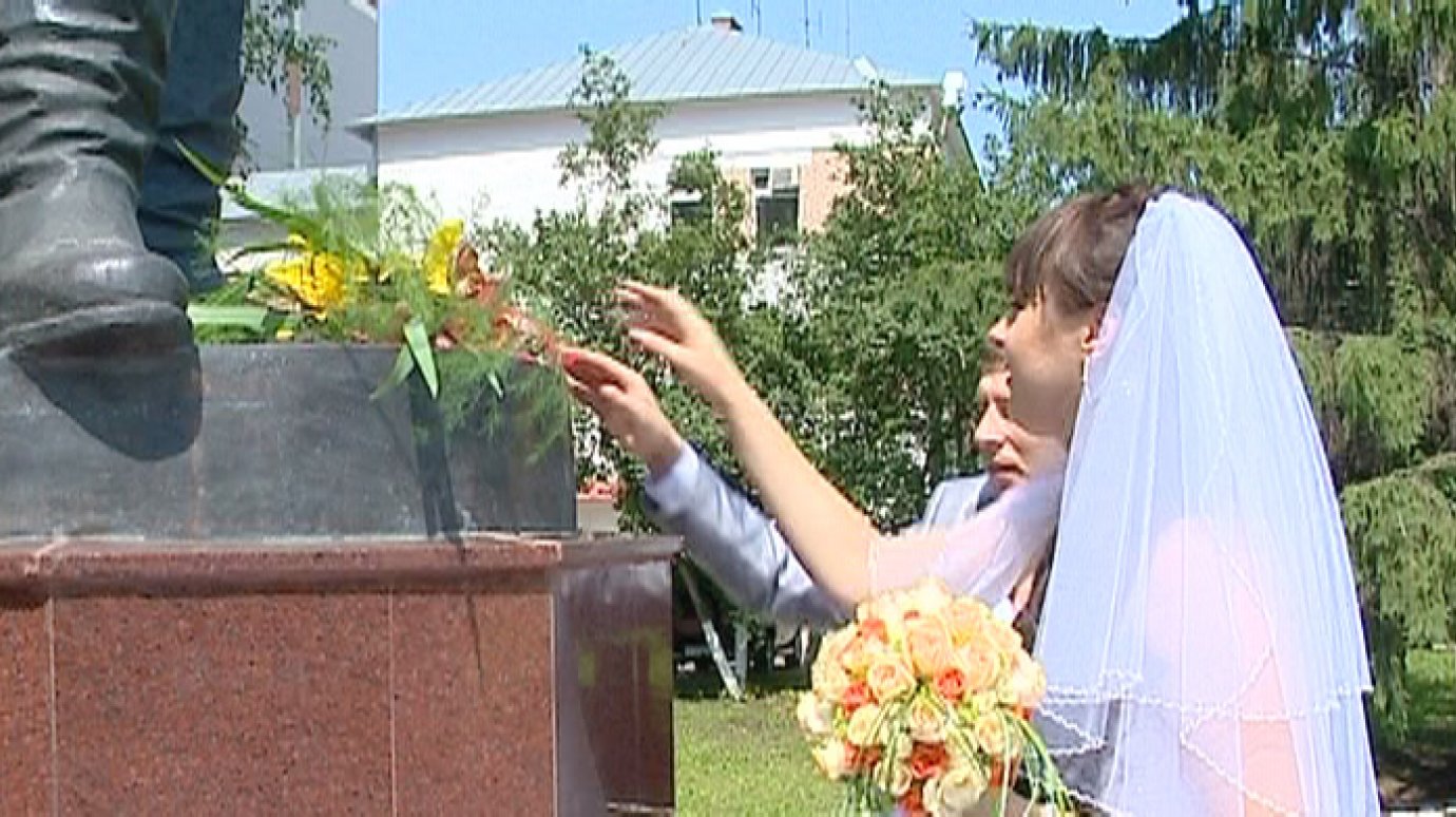 Пензенские молодожены возложили цветы к памятнику участковому