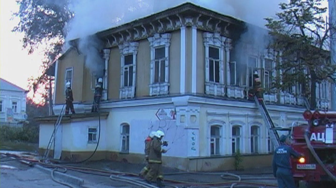 На улице Володарского загорелось двухэтажное здание