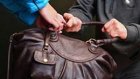 Грабители отобрали у женщины сумку с гигиеническими принадлежностями