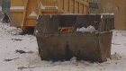 На улице Ленинградской баррикадируют контейнер для мусора