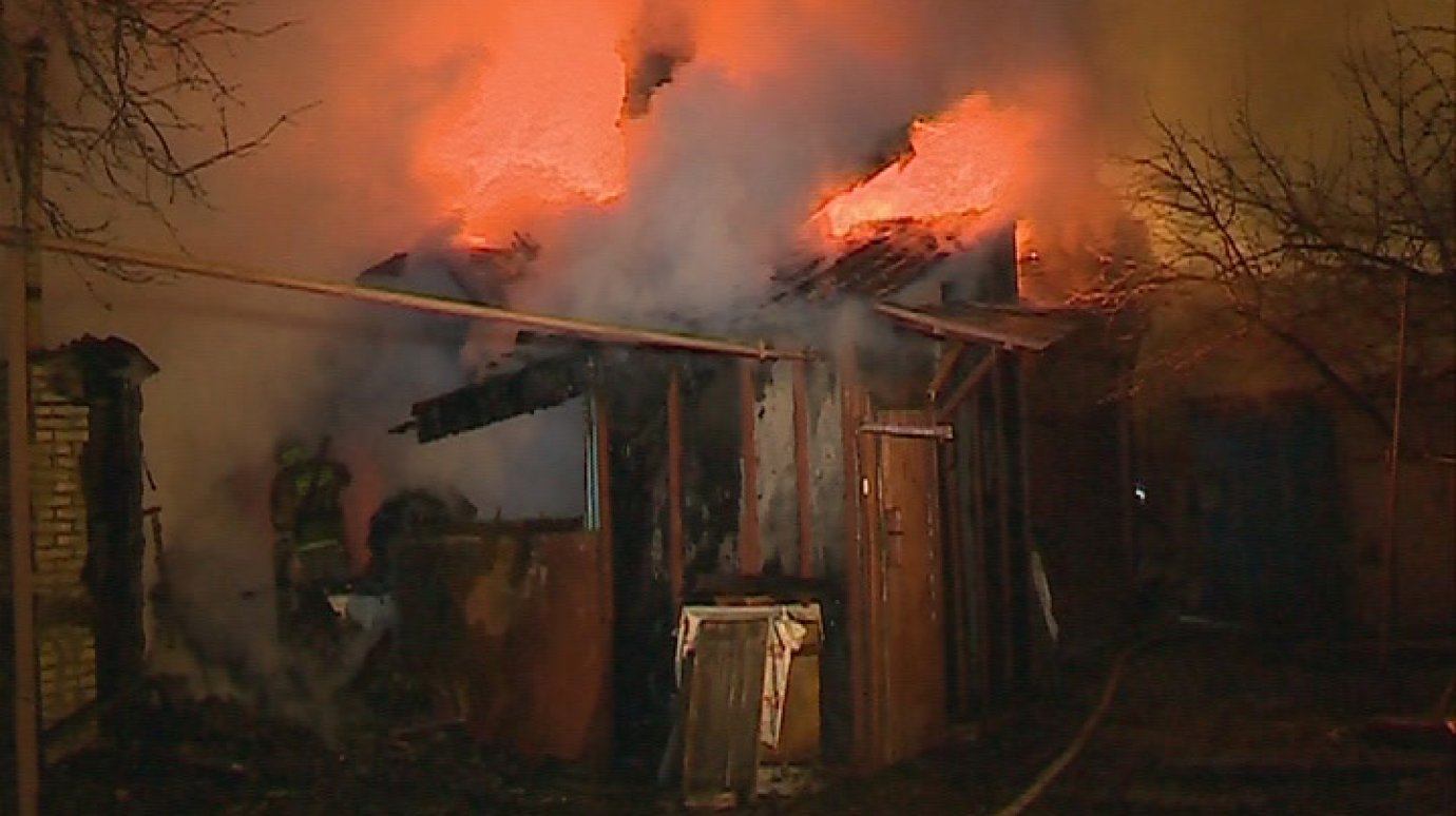 В Пензе ночью в одном квартале огонь уничтожил два дома