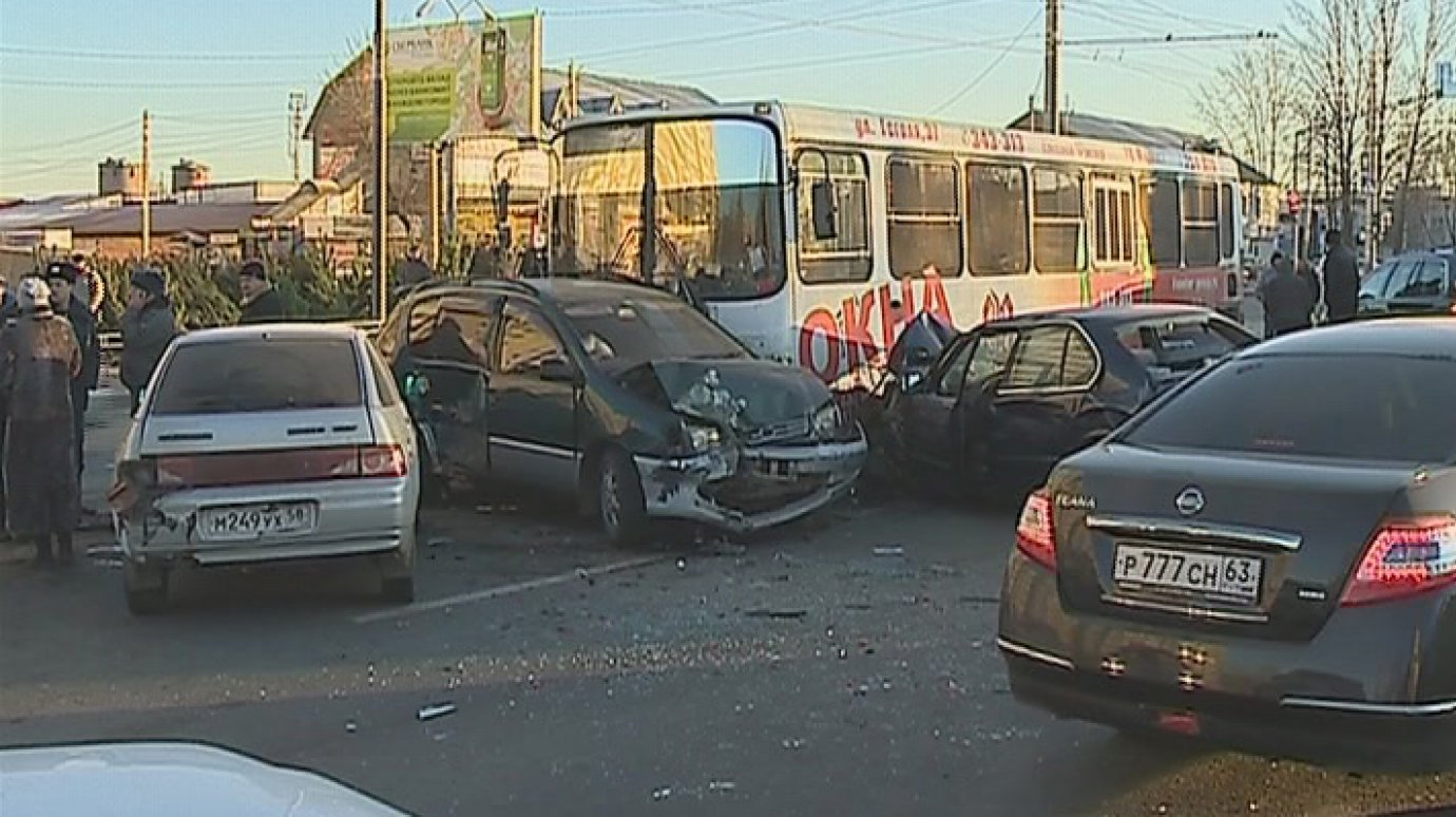 В Терновке пассажирский автобус врезался в колонну автомобилей