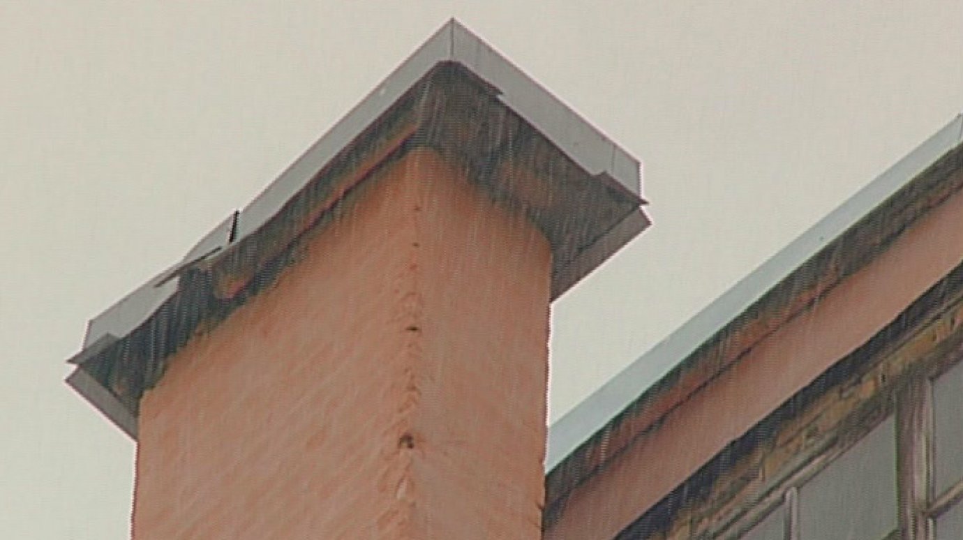 С крыши дома на Карпинского могут сорваться куски железа