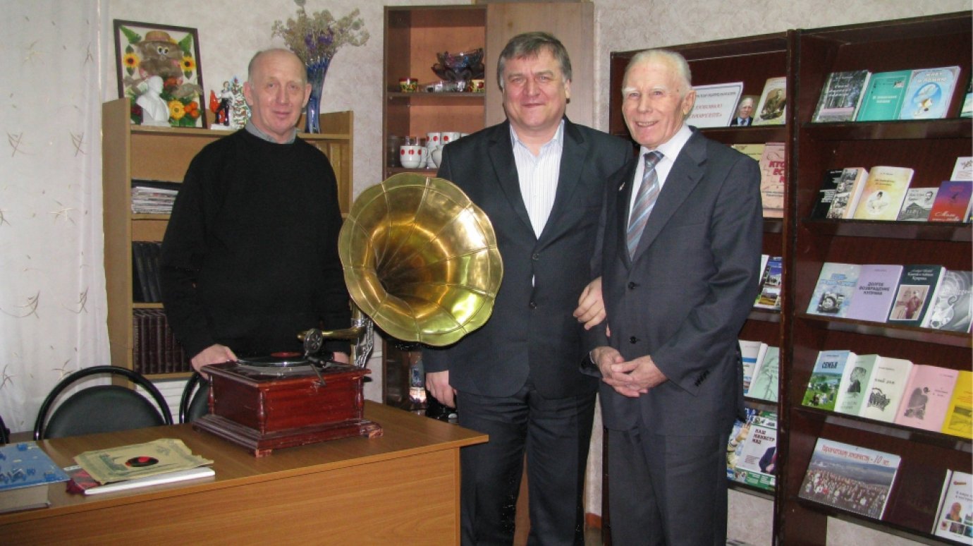 Наровчатскому краеведческому музею земляки подарили граммофон