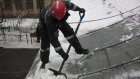 В Пензе очищают крыши от снега и льда