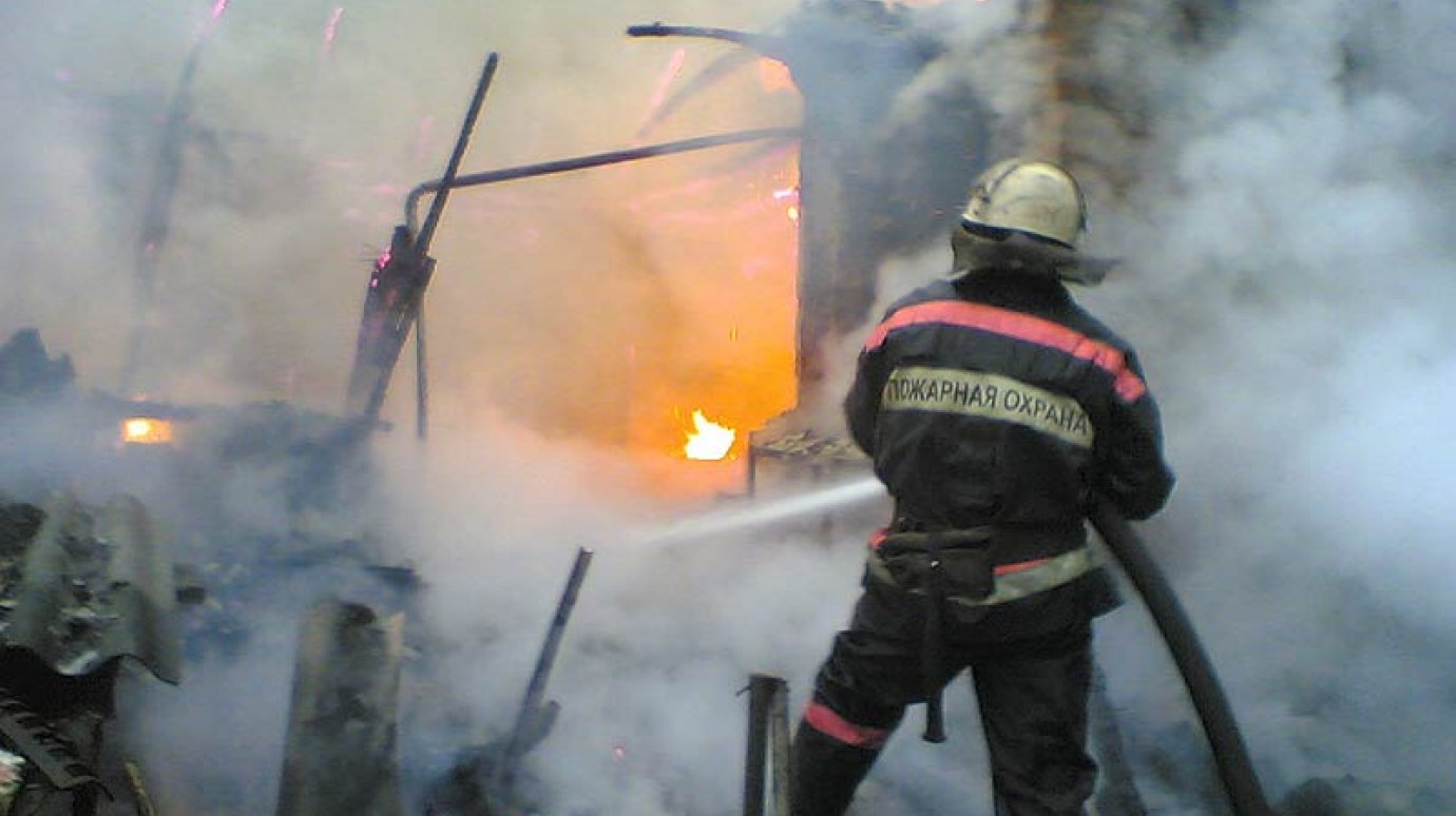 При пожаре в Кузнецком районе пострадала пенсионерка