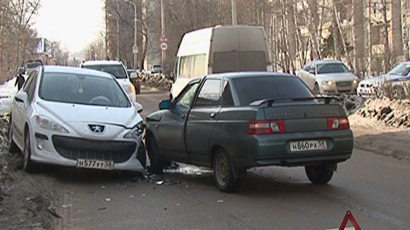 ВАЗ и иномарка не смогли разъехаться на улице Краснова