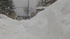 На улице Челюскина заваленную снегом дорогу чистит инвалид