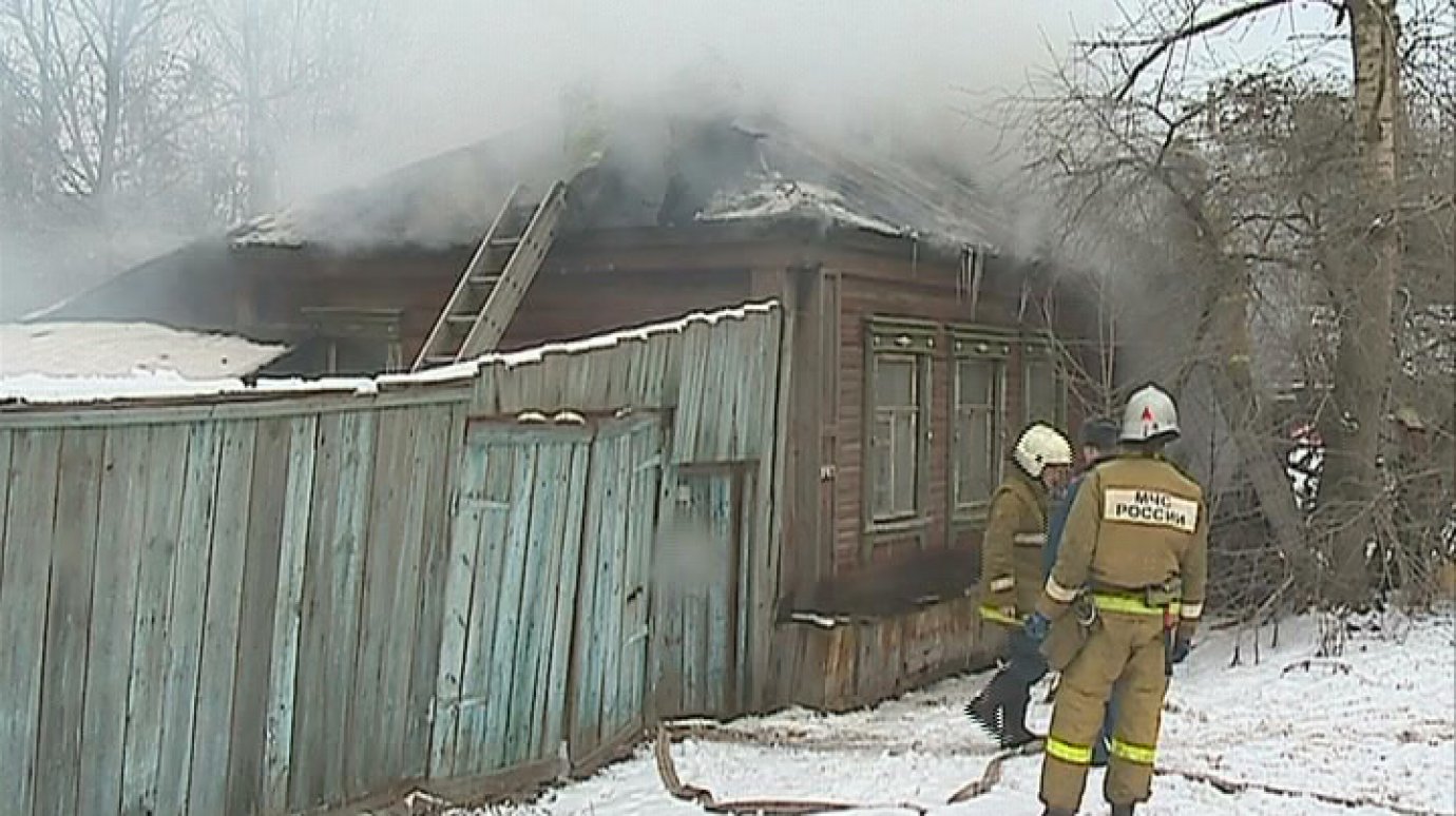 Пожарные обнаружили в загоревшемся доме труп мужчины