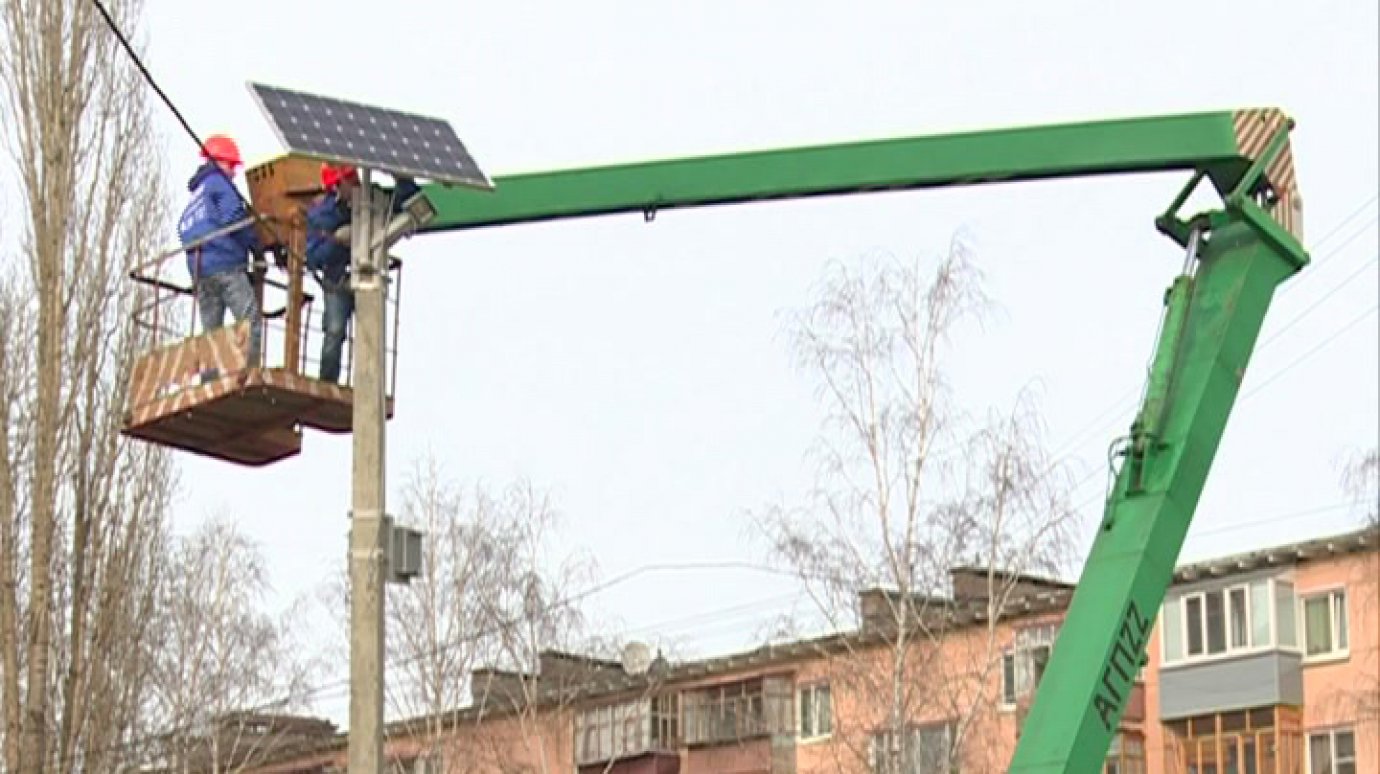 Во дворе на улице Аустрина установили фонарь на солнечных батареях
