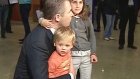 Двое русских детей из Испании вернулись на Родину с Астаховым