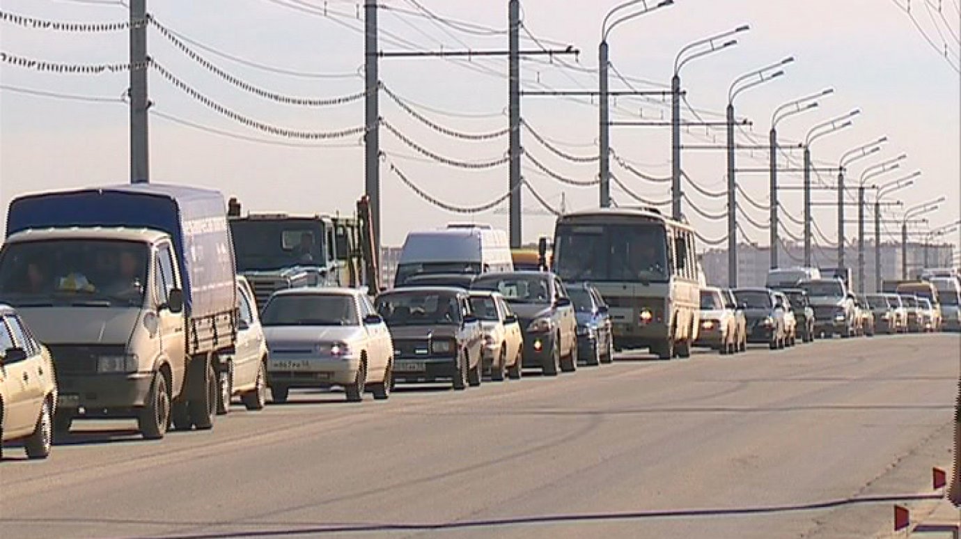 Пензенские водители простаивают в пробках на Сурском мосту