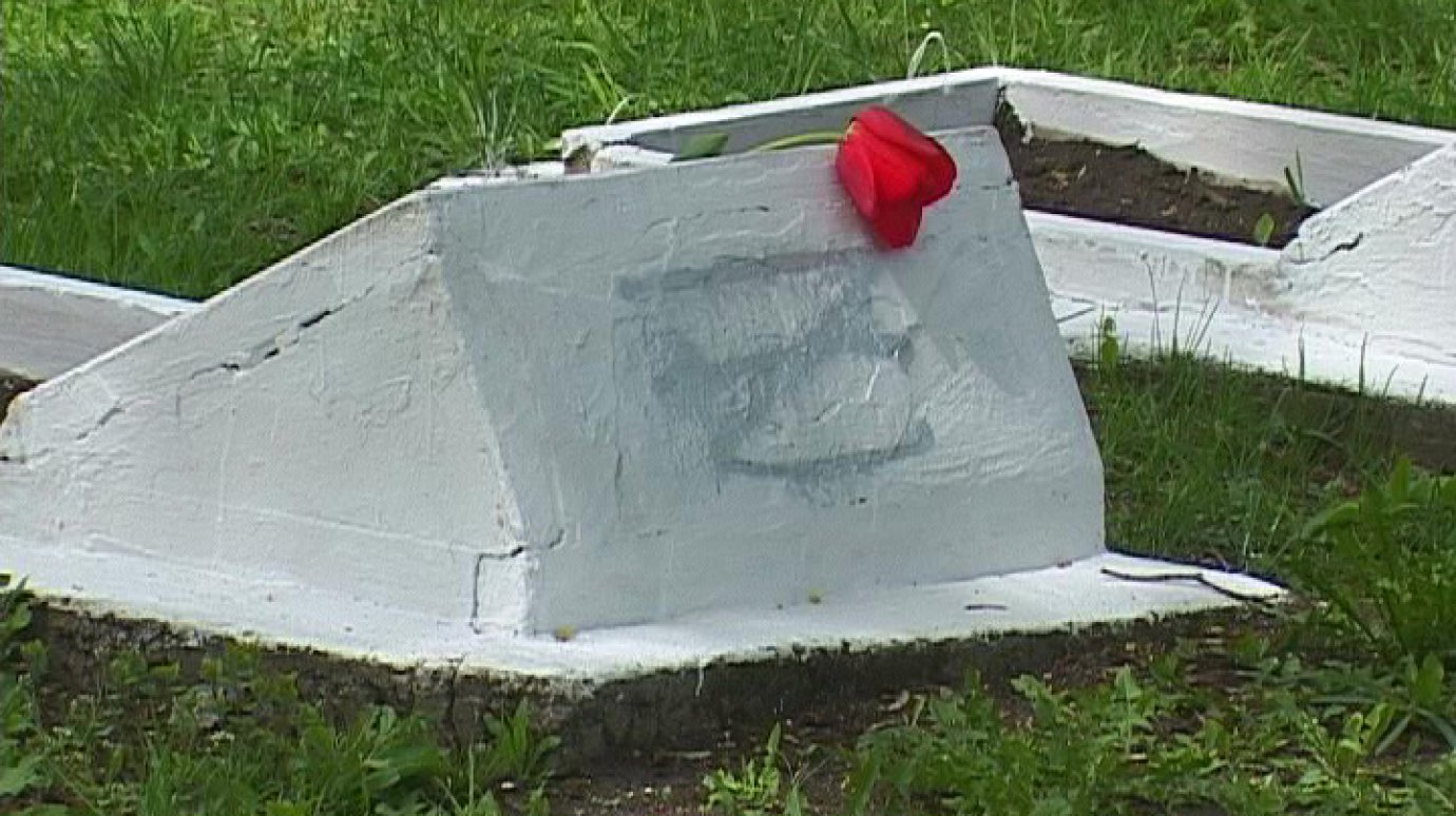 Вандалы осквернили памятники воинов на Митрофаньевском кладбище