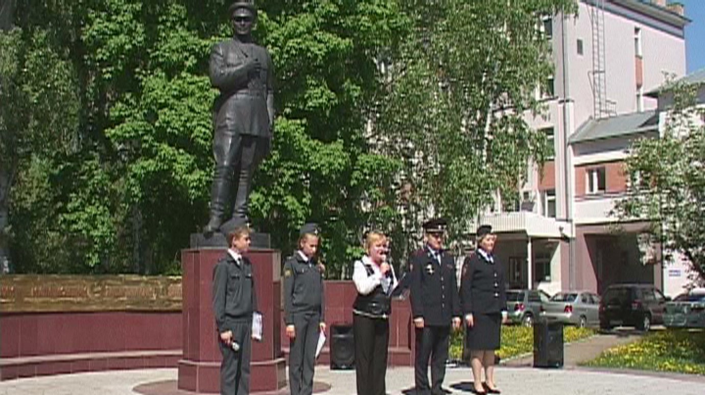 Новоиспеченные кадеты приняли присягу у памятника участковому