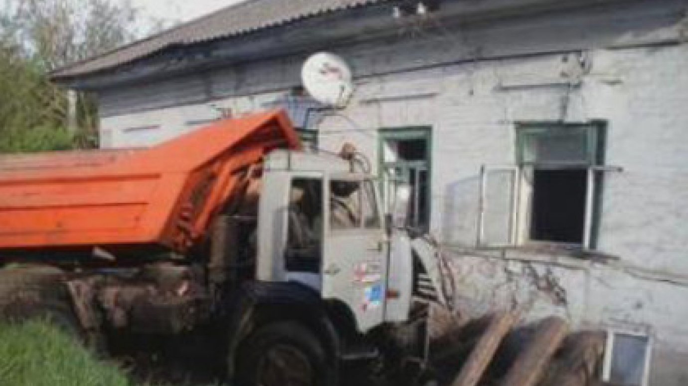 «КамАЗ» снес стену жилого дома в Пермском крае
