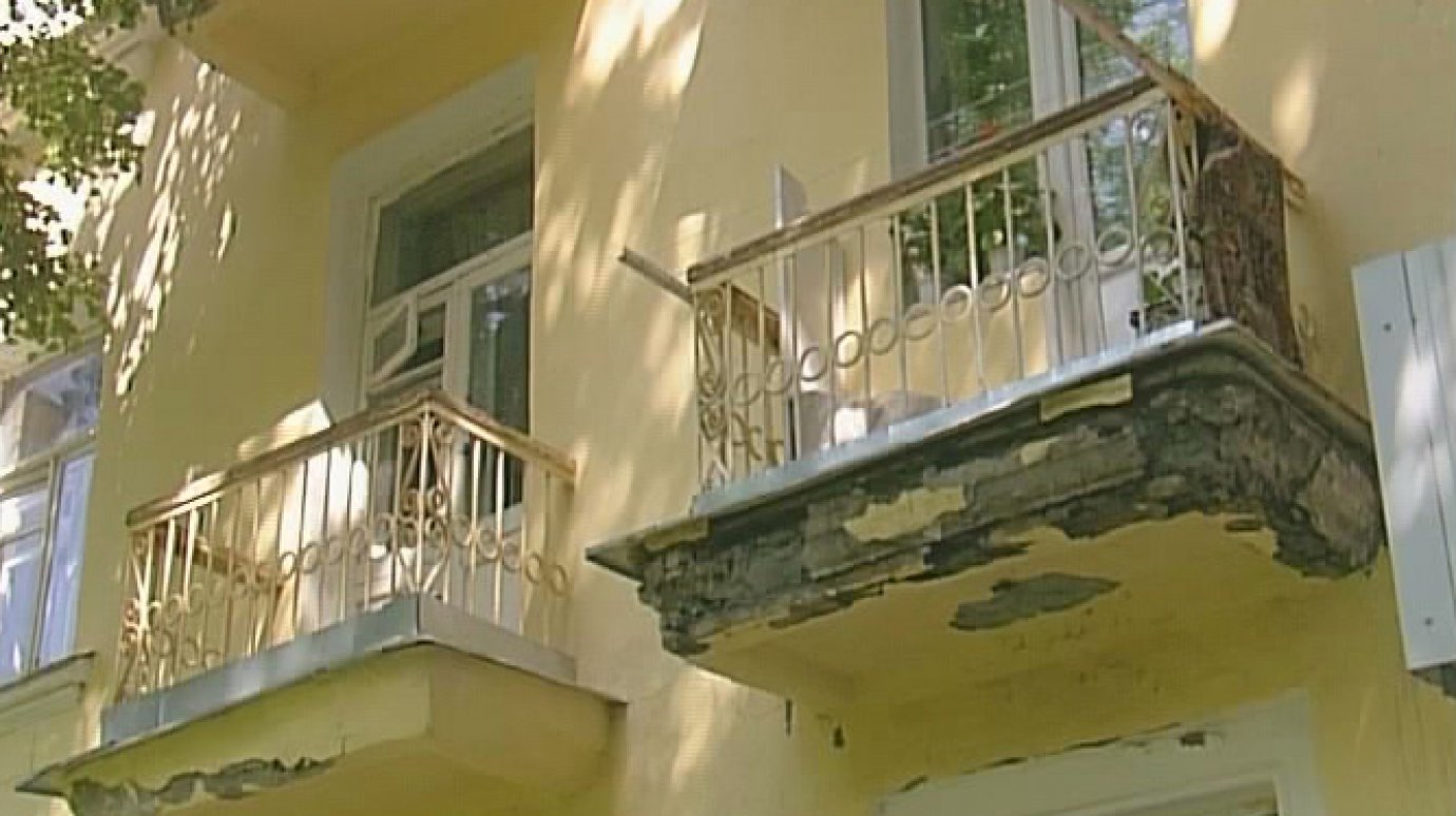 Балконы на Володарского затапливают жильцов и готовы рухнуть