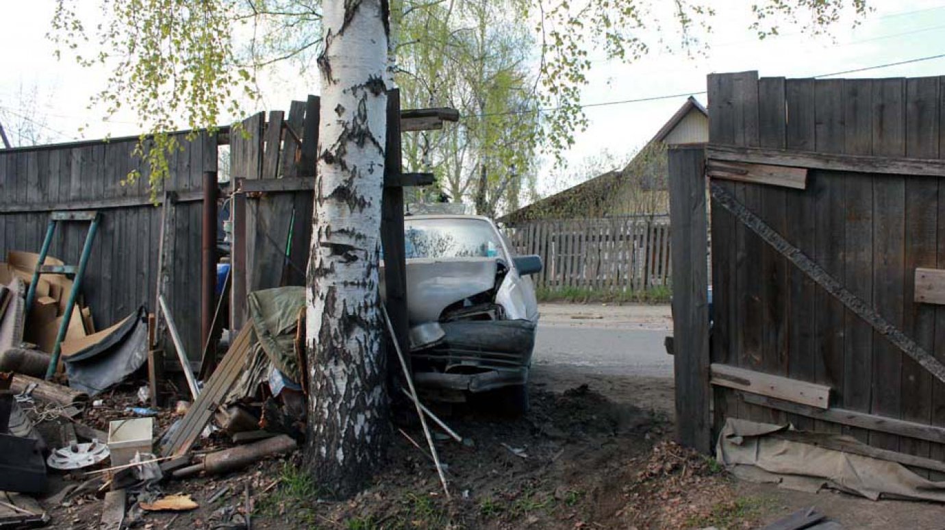 В рабочем поселке Земетчино автомобиль врезался в забор