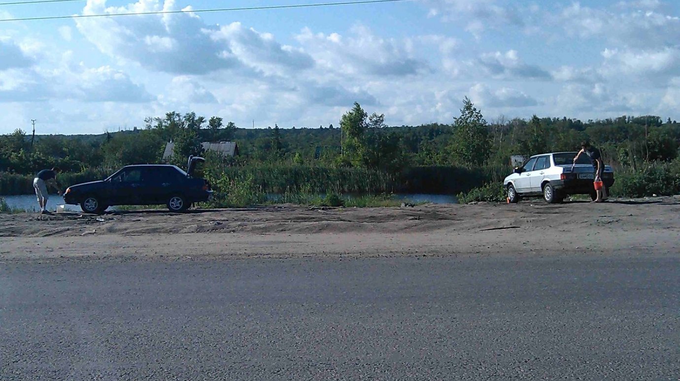 Автомобилисты устроили стихийную мойку на улице Строителей