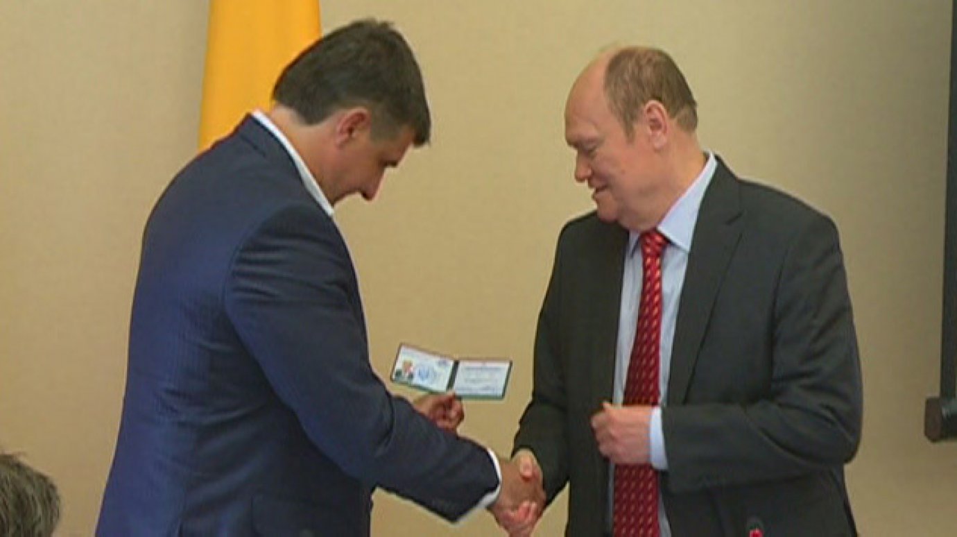 Председатель отделения РГО вручил губернатору членский билет