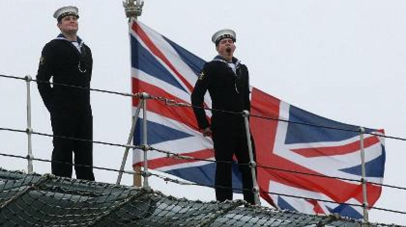 Британским морякам запретили выпивать за жен и возлюбленных