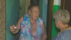Пенсионерка с ул. К. Цеткин моется на колонке возле школы голышом