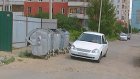 Пешеходам с Лядова оставили узкий участок между мусоркой и дорогой