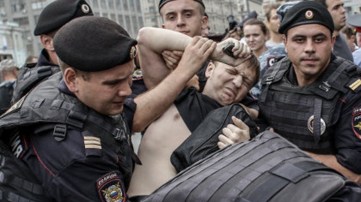 Возбуждено уголовное дело о нападении на полицейского во время акции у Госдумы