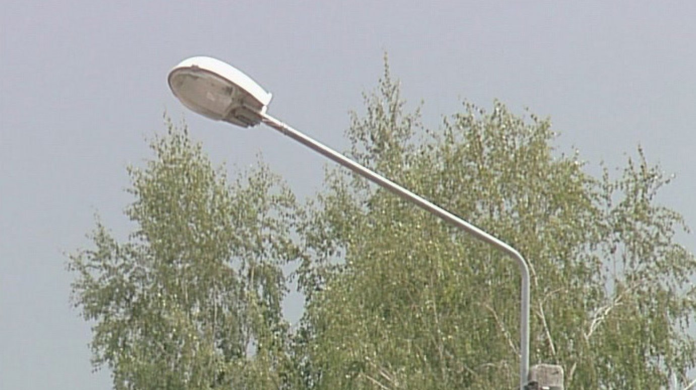 Новые фонари на улице Лядова не освещают тротуары