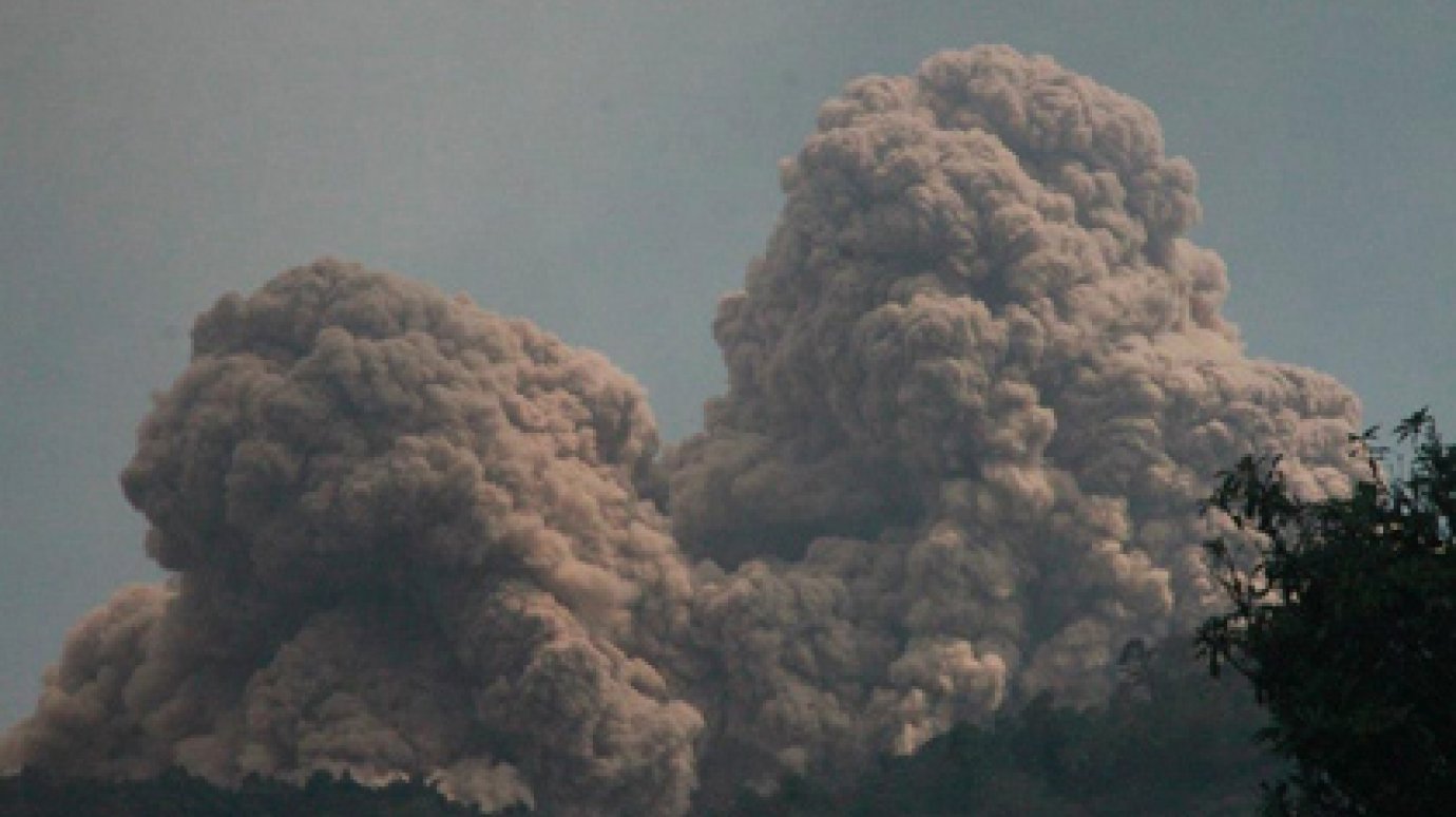 Из-за извержения вулкана с индонезийского острова эвакуировали 2 500 человек