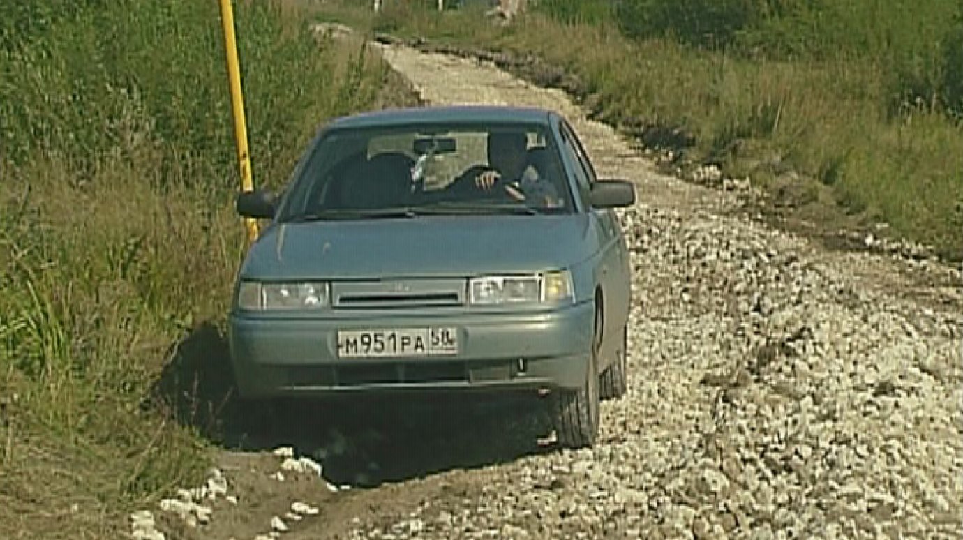 В Пазелках началась отсыпка внутрипоселковых дорог щебнем