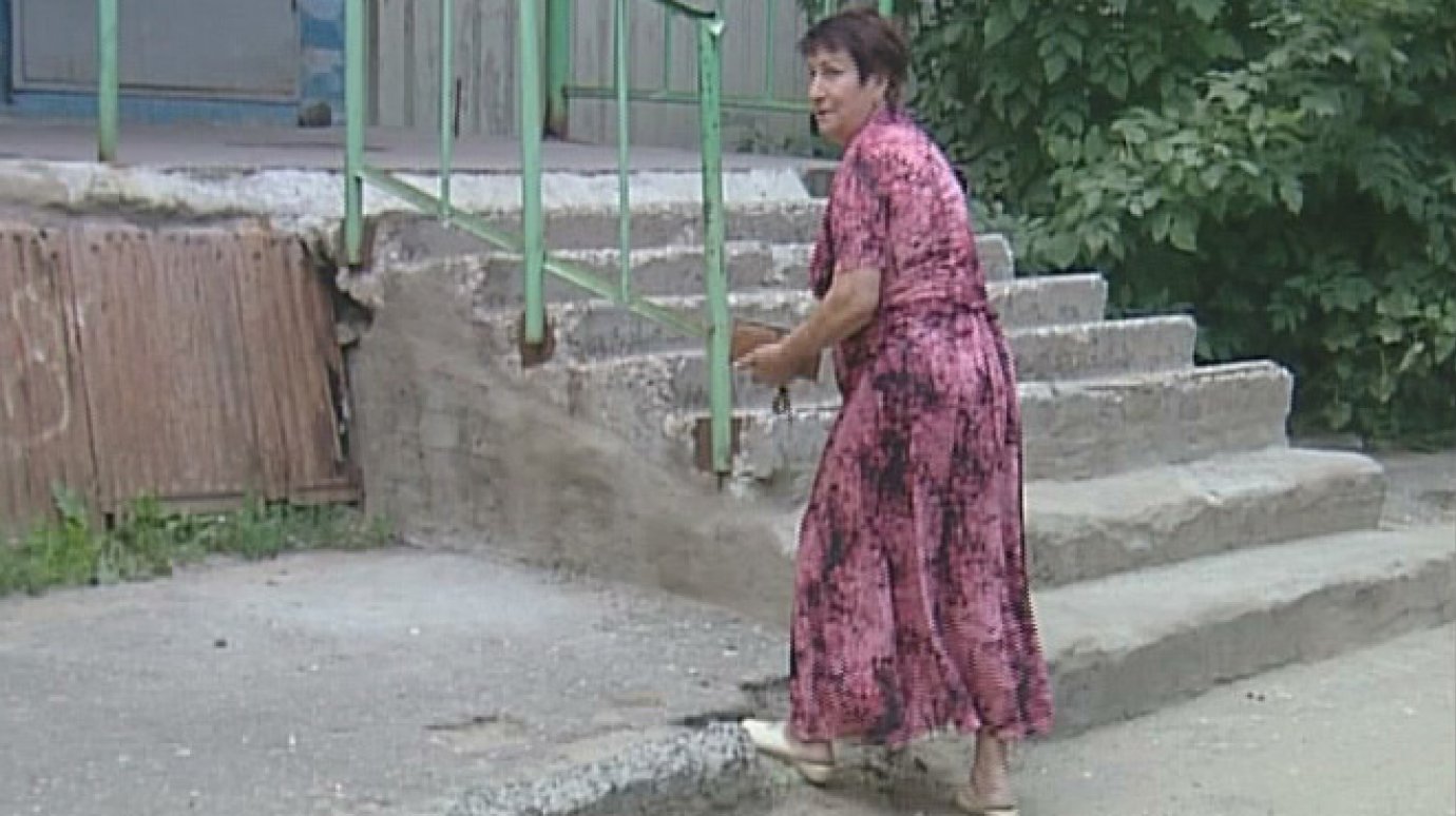 Пенсионерки с ул. Кижеватова стали жертвами разрушенного бордюра