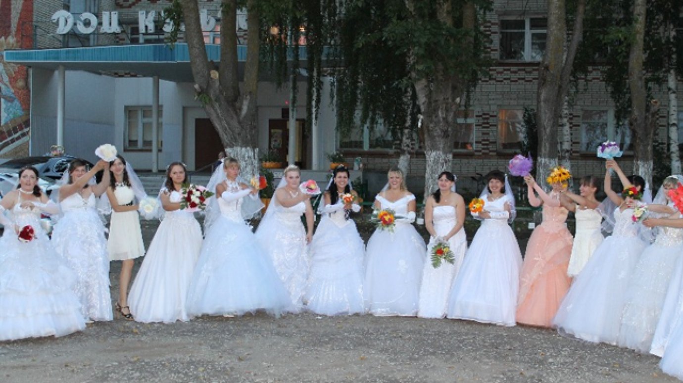 16 девушек приняли участие в параде невест в Пачелме