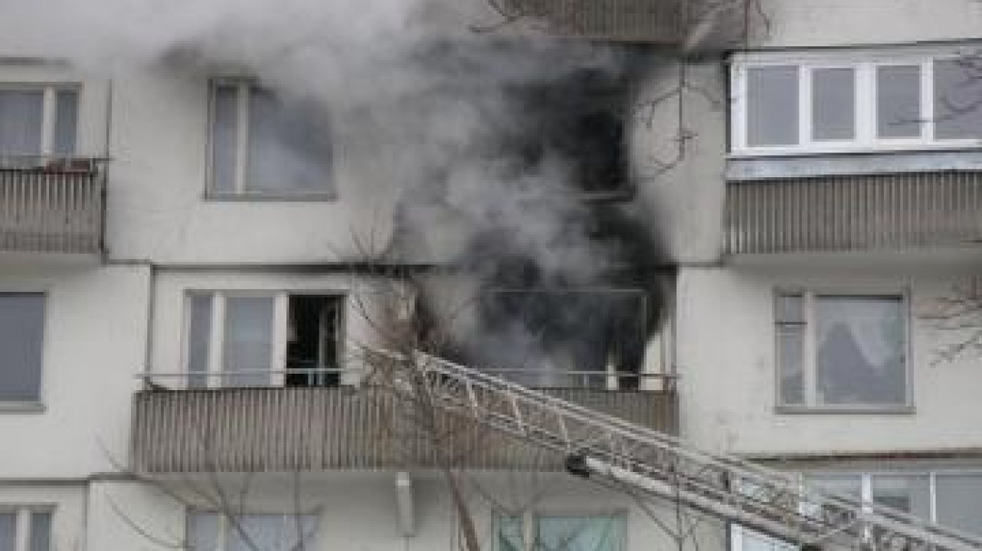 На улице Суворова при пожаре пострадал пьяный мужчина