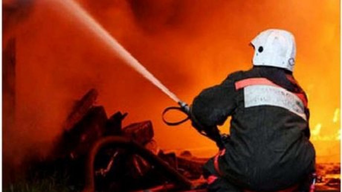 В Сосновоборском районе пожарные спасли из огня пьяного мужчину