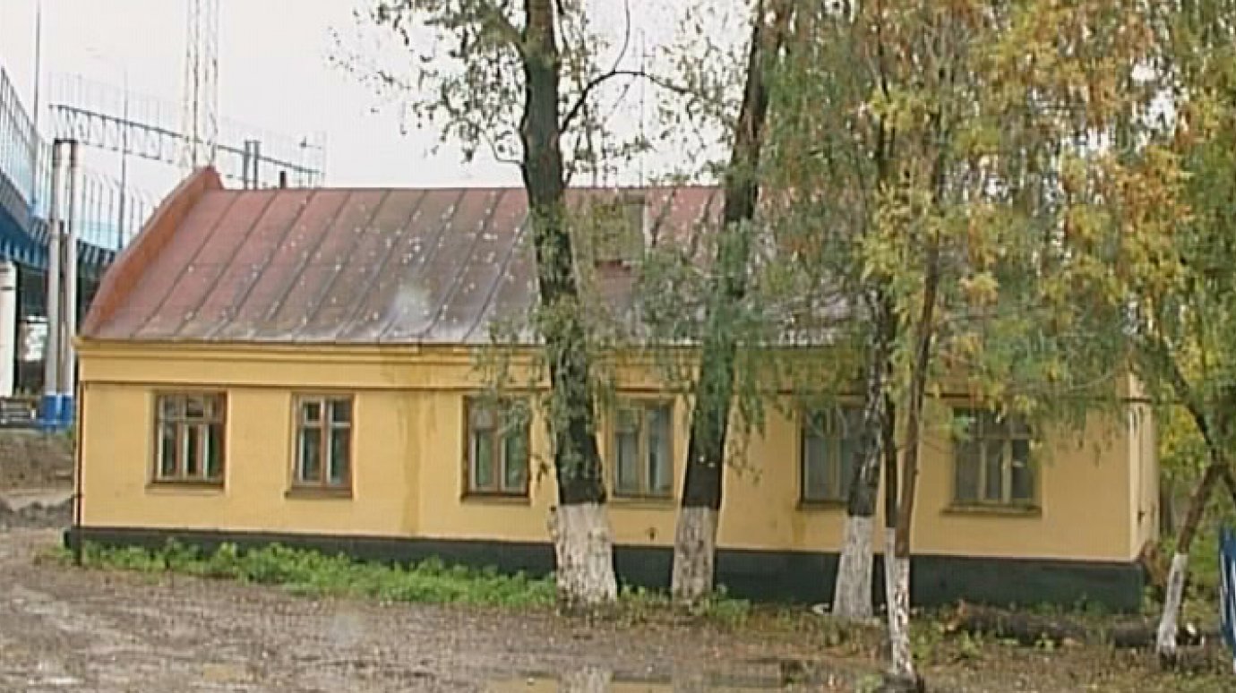 На нерасселенный ветхий дом на Локомотивной рухнуло дерево