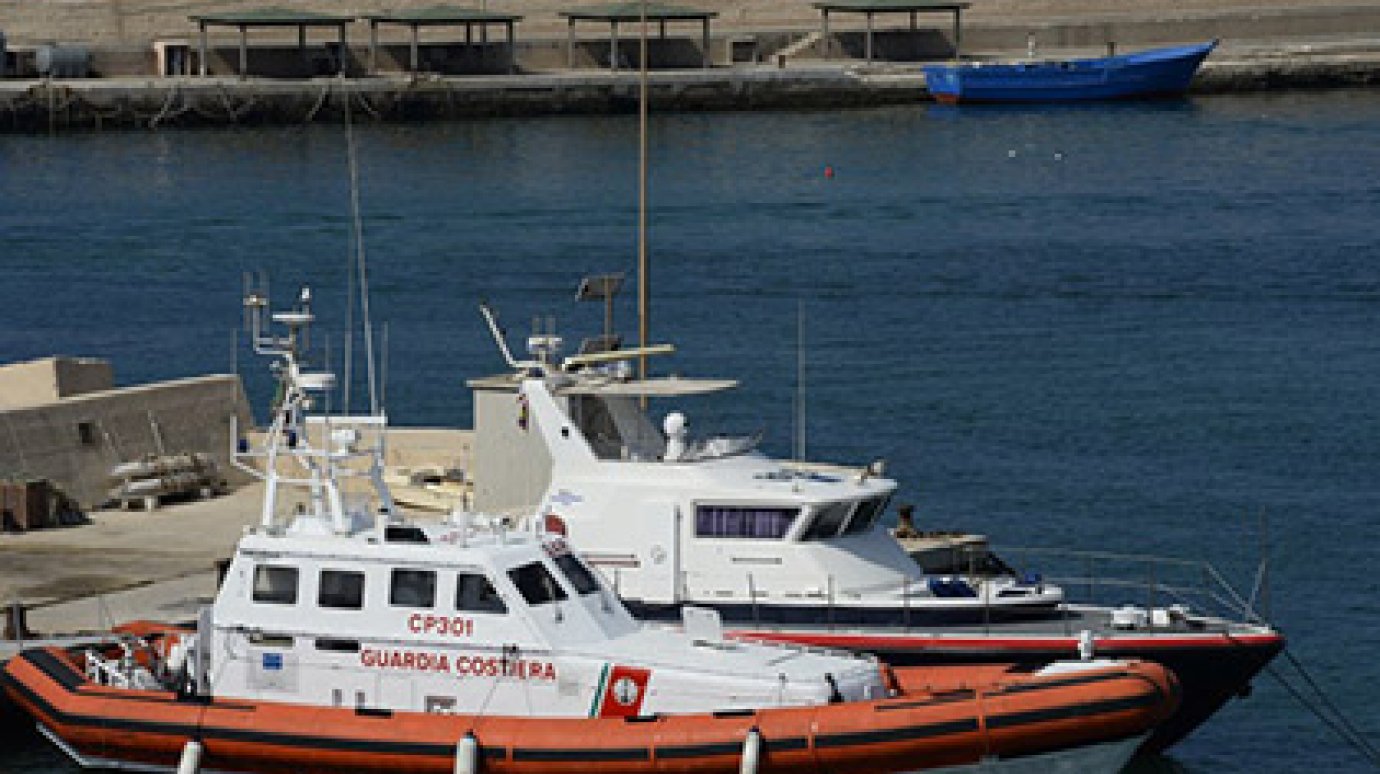 У берегов Италии затонуло судно с 500 беженцами