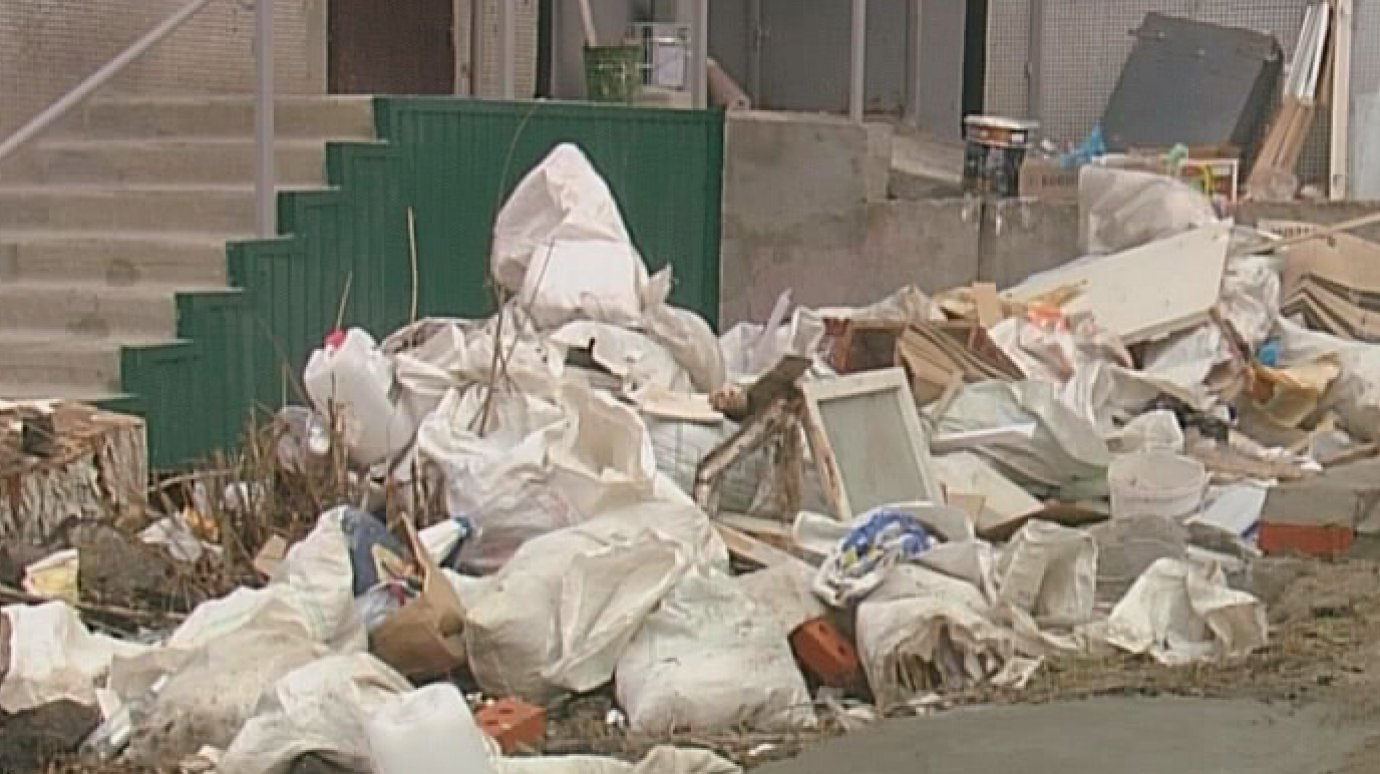 Жители многоэтажки отказываются пользоваться мусорным баком