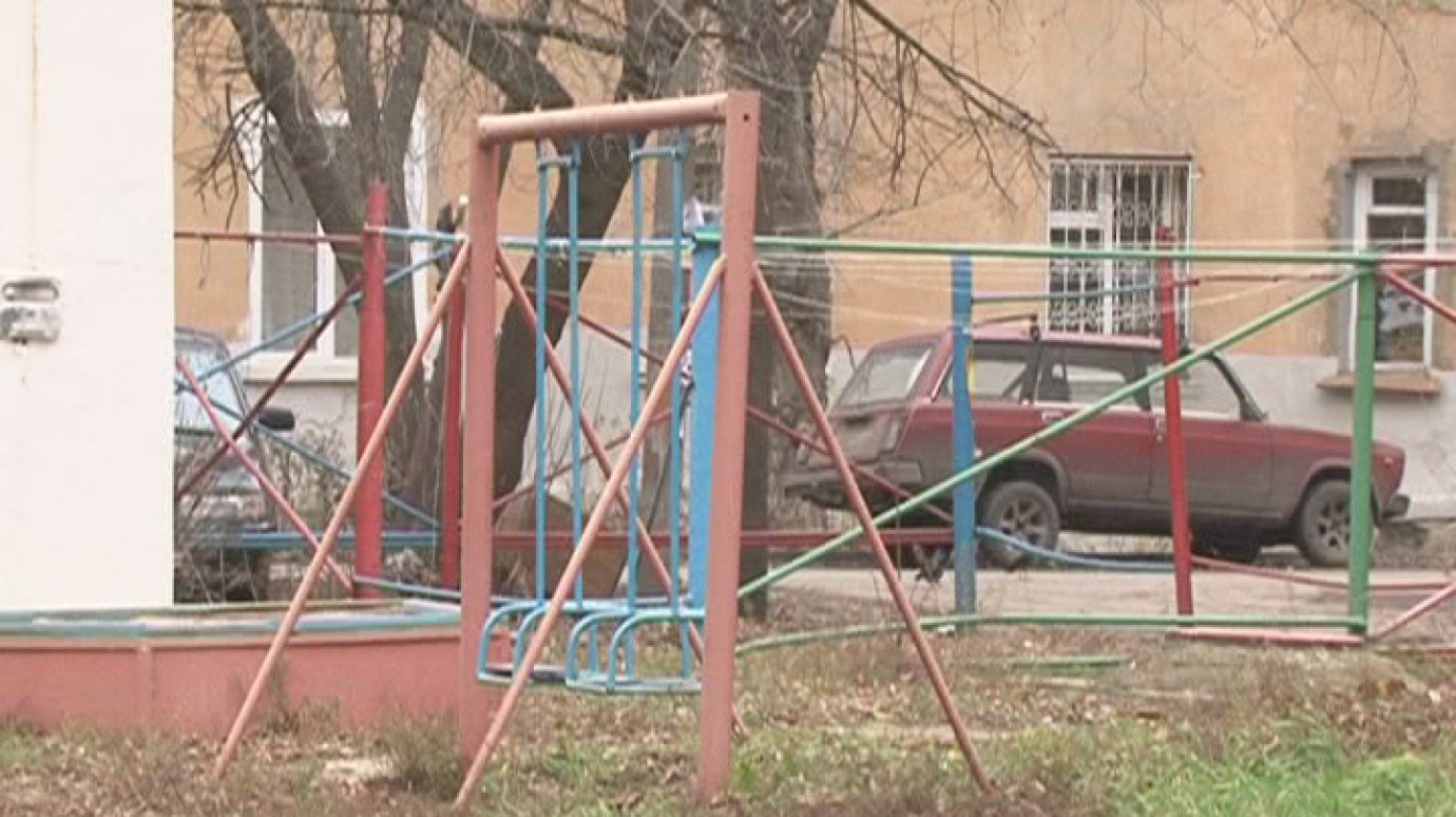 Детей жилого дома на Лобачевского не подпускают к игровой площадке